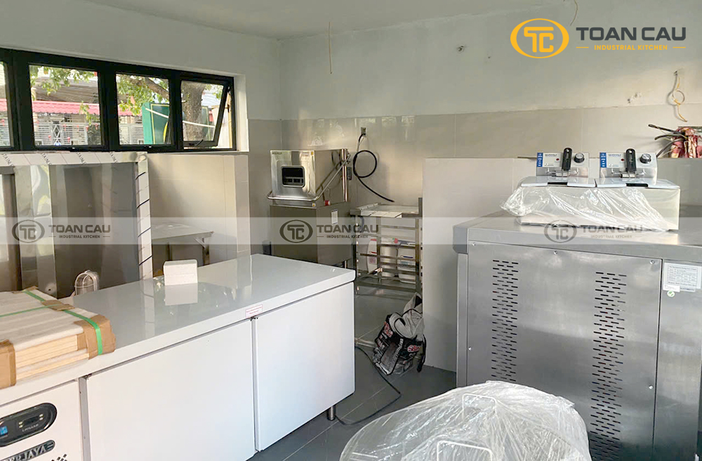 Lap dat thiet bi bep nha hang The American Club 02