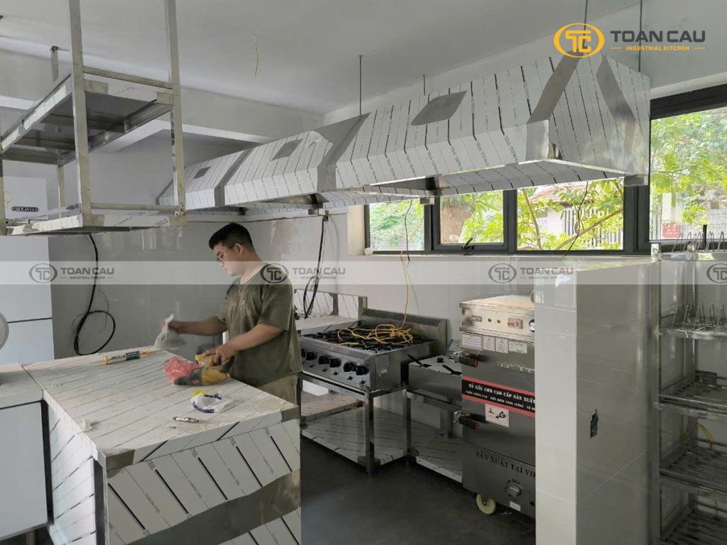 Lap dat thiet bi bep nha hang The American Club 06