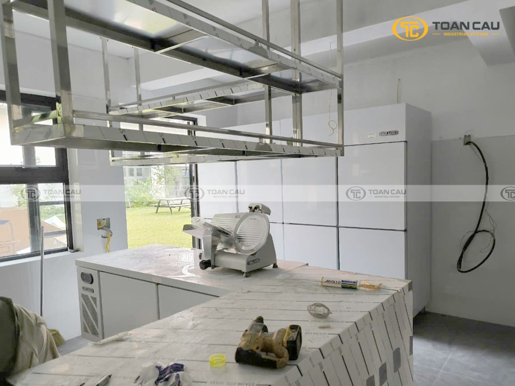 Lap dat thiet bi bep nha hang The American Club 07