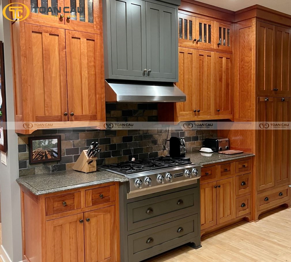 Chất liệu gỗ tự nhiên mang đến không gian nấu nướng sang trọng, bền bỉ