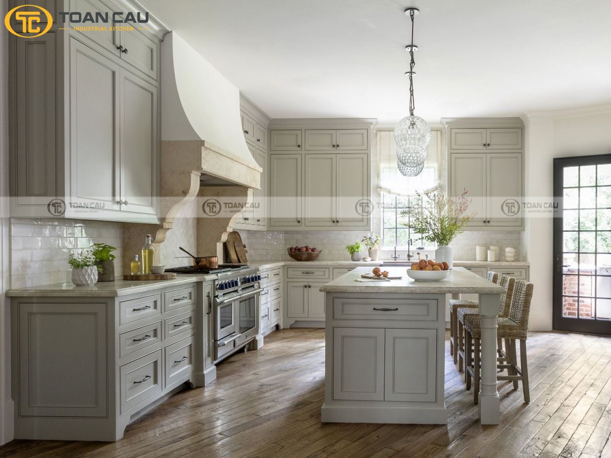 Tủ nhà bếp với những đường phào chỉ mang lại nét cổ điển ấn tượng