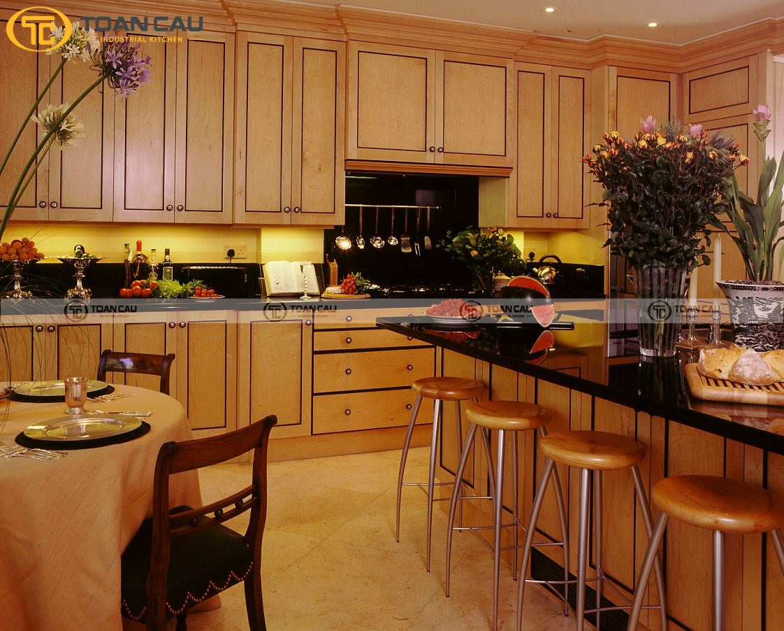 Không gian bếp trở nên sinh động hơn khi được tô điểm thêm cây xanh hoặc bình hoa