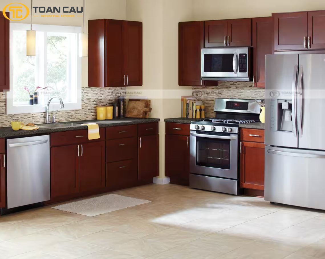 Cửa sổ bằng kính lớn đón ánh sáng tự nhiên, tăng sự thông thoáng