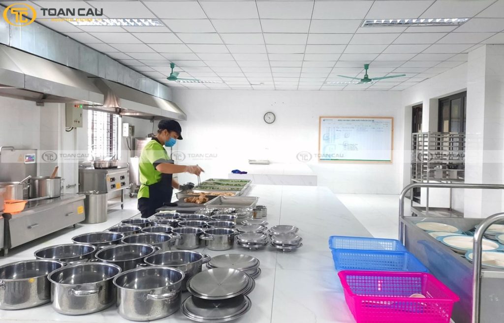 thiet bi bep an truong hoc 1