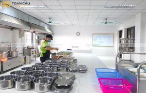 thiet bi bep an truong hoc 1