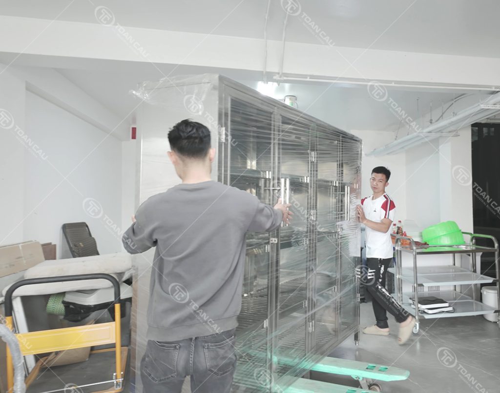 Vận chuyển các thiết bị vào khu bếp