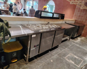 khu bep mo quay sushi