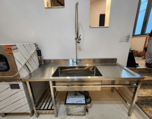 Bàn bát bẩn bếp nhà hàng