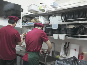 dau bep thuc hien mon an