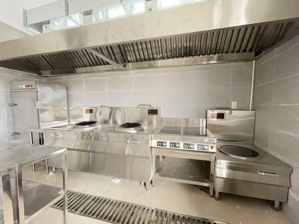 Hình ảnh hệ thống hút mùi bếp công nghiệp được lắp đặt hoàn chỉnh