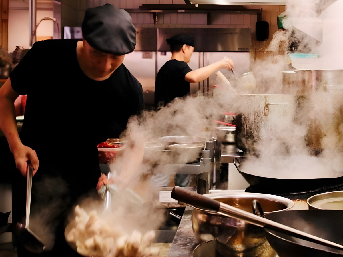 Khu bếp nóng do hệ thống hút mùi đang gặp vấn đề