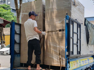 van chuyen thiet bi bep len xe