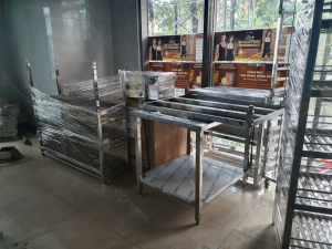 Bàn bếp inox được vận chuyển đến công trình
