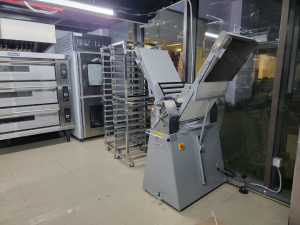 Dây chuyền làm bánh trong tiệm bánh