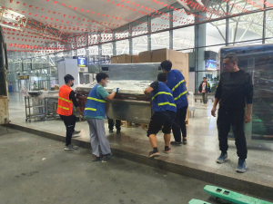 Di chuyển thiết bị bếp nhà hàng vào vị trí lắp đặt