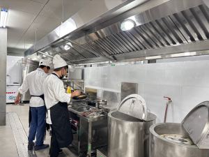 Khu bếp âu và nồi phở