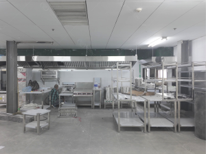 Kỹ thuật viên tiến hành lắp đặt thiết bị cho dự án thiết kế bếp nhà hàng Phù Đổng