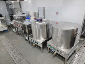 lắp đặt thiết bị cho khu bếp chính