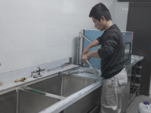 Lắp đặt vòi phun tráng cho khu rửa