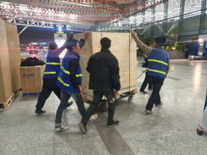 Vận chuyển tủ đông cho dự án thiết kế bếp nhà hàng Phù Đổng