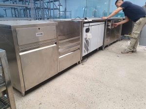 Kỹ thuật viên Bếp Toàn Cầu kiểm tra thiết bị sau khi lắp đặt