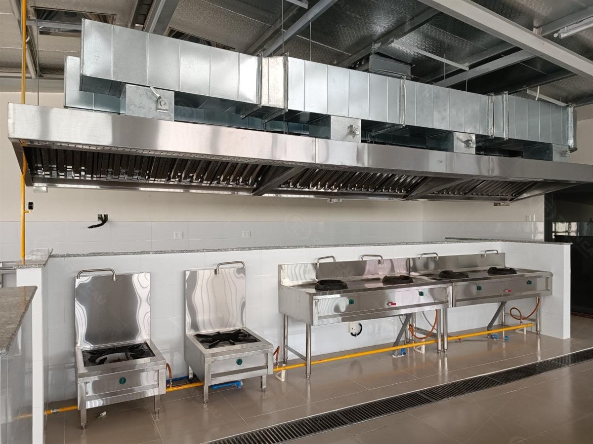 Tiêu Chuẩn Bếp Nhà Hàng: Từ Pháp Lý PCCC Đến Bố Trí Công Năng Chuẩn Vận Hành 5 Chụp hút mùi công nghiệp lắp đặt tại bếp nhà hàng