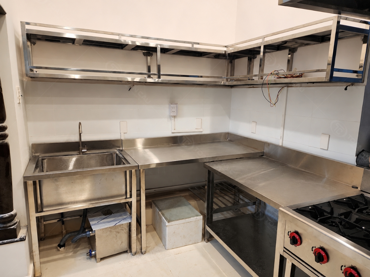 Tiêu Chuẩn Bếp Nhà Hàng: Từ Pháp Lý PCCC Đến Bố Trí Công Năng Chuẩn Vận Hành 4 Hệ thống tách mỡ (grease trap) tại khu rửa bếp nhà hàng